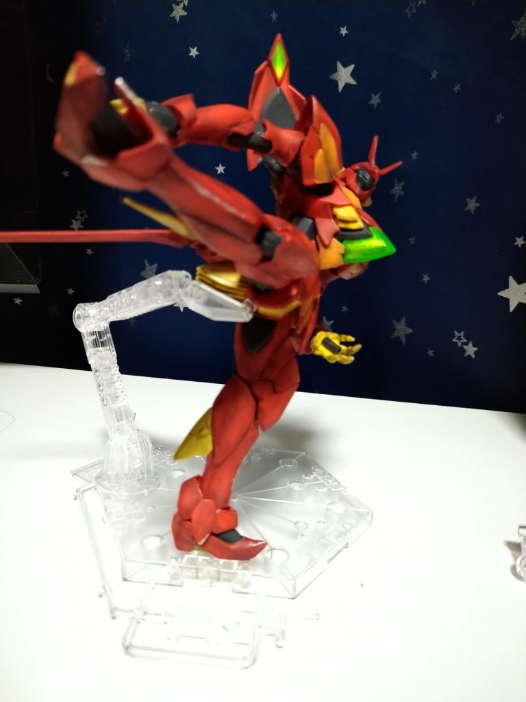 改造箇所は股関節です流星キックを完全再現するのが目的です当初約90度の開脚だったのを、内ももの干渉部分を削り落とすことで180度近く開脚できるようになりましたアンテナの他手足のシャープ化をしていますランナーを接着剤で軟化させて盛り付けて爪先をポインテッドトゥみたいにしています