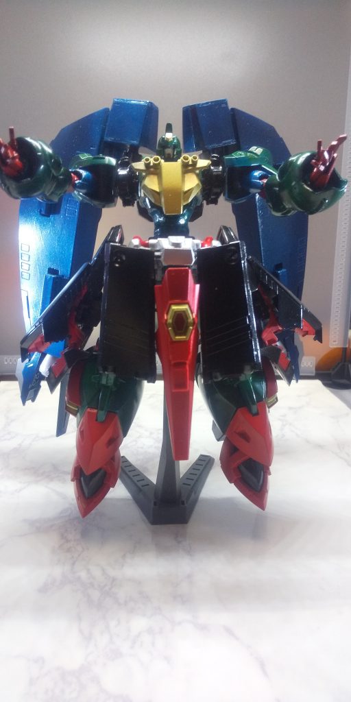 機体名:ブリリアント・オブ・フルムーン武装:胸部ビームブラスター重力破砲「グラビトン・バスターカノン」斬艦刀「オーバー・グラビトン・ソード」 SFSを推力にすれば重量があっても高機動化できるのではと浅い考えから製作されたガンプラ。本来は幼馴染みのチームメイトが様々な重火器を搭載する予定だったが、そのチームメイトに「そんなに武器があってもバトルの最中に使うモノなんて限られるんだから……」とボソッと諭してしまったため、「そっか、なら私が強い武器を持てばいいんだ」と若干ネジがすっ飛んだ考えに至り、ガンダム作品ではあまり類を見ない重力兵器に振り切った製作経緯を持つ。