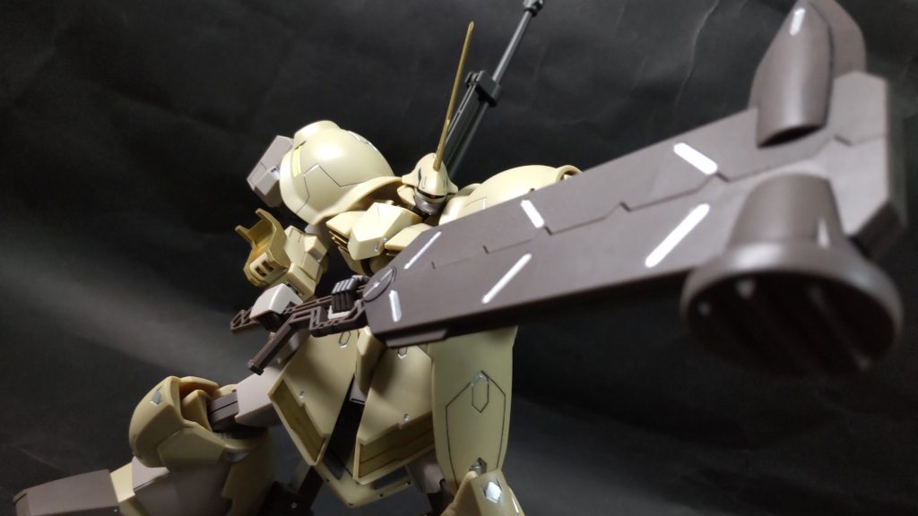 パケ絵風のパースの効いたポーズで〆。