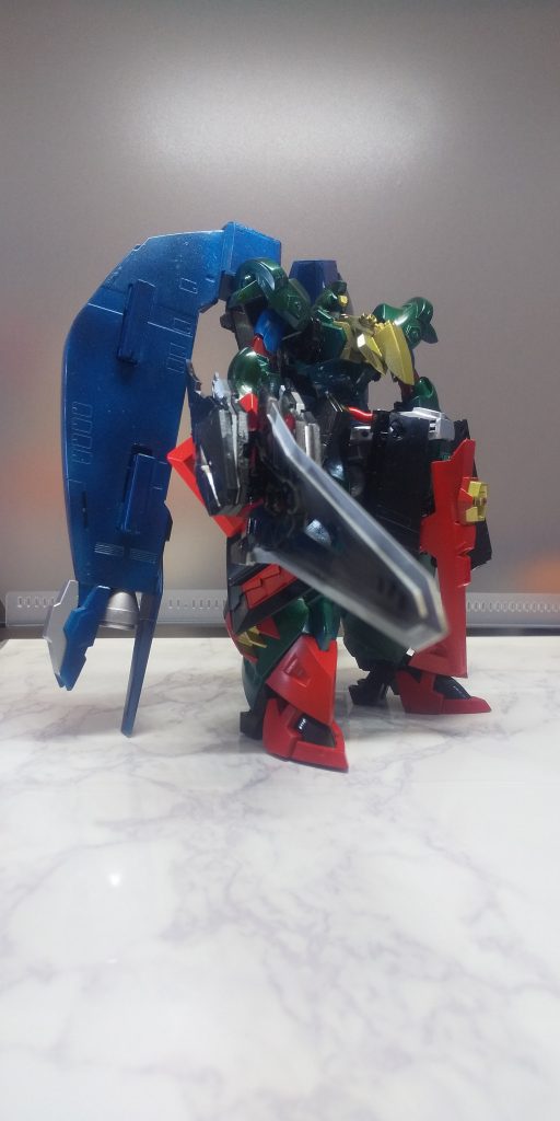 こちらもまた巨大となった「オーバー・グラビトン・ソード」巨躯が加速をつけて巨大な質量兵器を敵にぶつけると言う単純明快な、小回りと言う概念をそこらのドブに捨てたような、頭の悪い言い方をすれば「力こそパワー」の具現化。少年のガンプラの刀剣兵器とは真逆で、どんな強固な装甲・盾でも叩き潰すことができる。