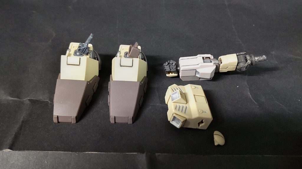 肩のサブアームはガルバルディリベイクの余剰パーツに、グシオンリベイク付属の二の腕、ガンダムフレーム股関節付け根の関節、サブアームの手首で作りました。肩の内側に3ミリ穴を開けて接続。肩内のフィンはこれと同時に干渉するので外してます。バックパックはマルイチモールドの中に3ミリ穴を開けて他の鉄血系装備を付けられるようにしました。足首の関節はウイングゼロ炎の余剰パーツを加工したものに置き換えて、可動範囲を拡大させてます。（写真左の足首）