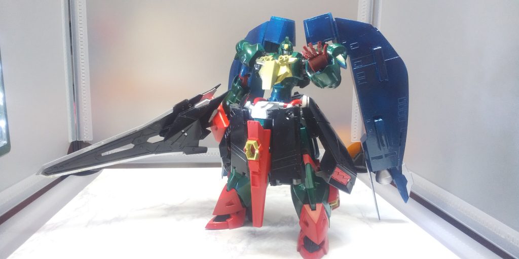 SFS由来のバーニアや各部のスラスターにより見た目を裏切る高機動を実現。堅牢な装甲の前では、生半可な実弾なぞ意味をなさない。もちろんビーム兵器にもそこそこの耐性を持つ。少年の「ビームからはちゃんと守る」と言葉を受け、少女は喜んでみせたが、彼の制服の袖をキュッとつまみ、「ビーム、だけ？」と上目遣いで少年を撃墜してみせたとか。