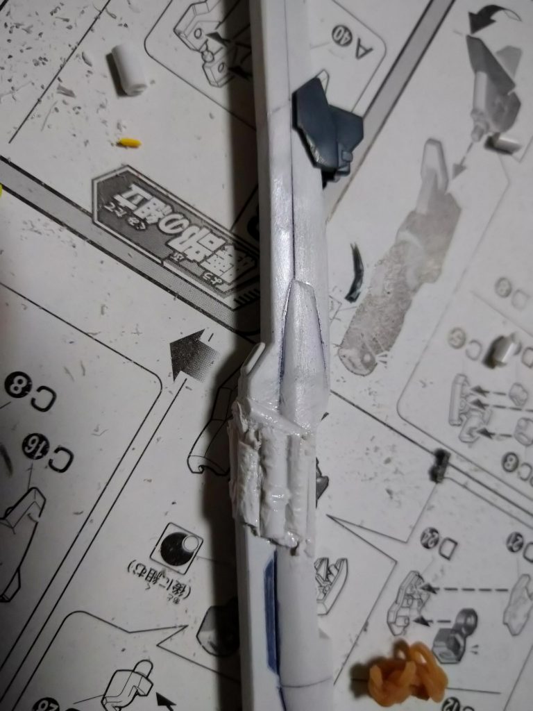 こうしたら塗装しなくてもイケるのか?と思い近い色のランナーを合わせ目消しの要領で溶着しヤスる結果、ランナー同士の合わせ目は全く無かったのですが、付け方が悪いのか、ヒケなのか、一直線にならなかったり整形するにも真っ直ぐヤスれずヤスリ過ぎ→ランナー欠片やランナータグを盛る→またヤスる…の無限ループでニ週間を費やし、やっぱりサテライトキャノンだけ全部塗りましたプラ板使えって話ですよね