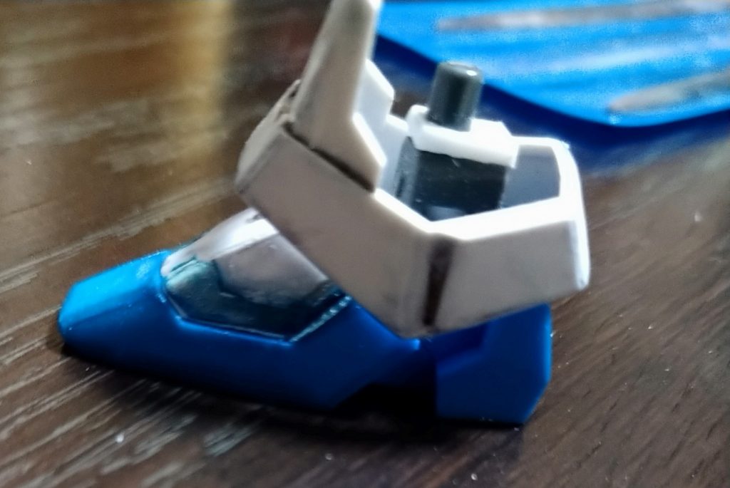 よく見かけるような大腿部切り離しからの延長はせず、足首と膝関節のダボにプラ板を噛ませてます。ここは効率重視で