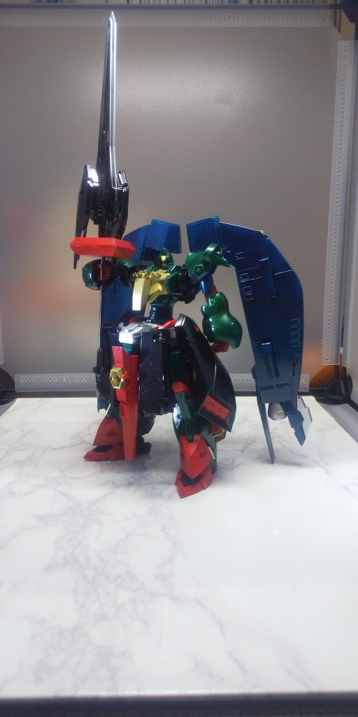 プラフスキー粒子をキメながらそんな妄想を垂れ流しつつポーズ。……ガンプラをモチーフにしながらそれをガン無視して主人公とヒロインがイチャつくだけのアニメが見たいですサンライズ様。後生ですサンライズ様。