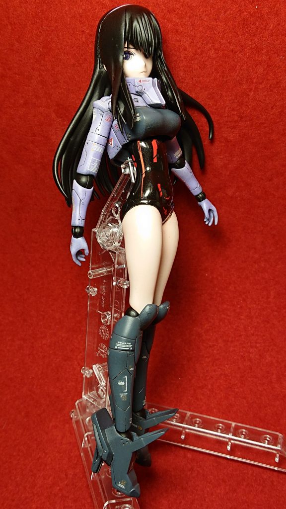 今回試しに前髪中央のボリュームを付けて正面から見れば両目が見えるが少し角度を変えると片眼しか見えない演出にしてみました。もしかしてフィギュアではアウトですかね😨。