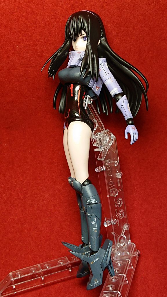 今回胸下側から膝にかけてもシンプルな演出にしました。人間らしいスタイルにはなりましたが股関節の可動範囲は犠牲になりました、あまり動きません😨。