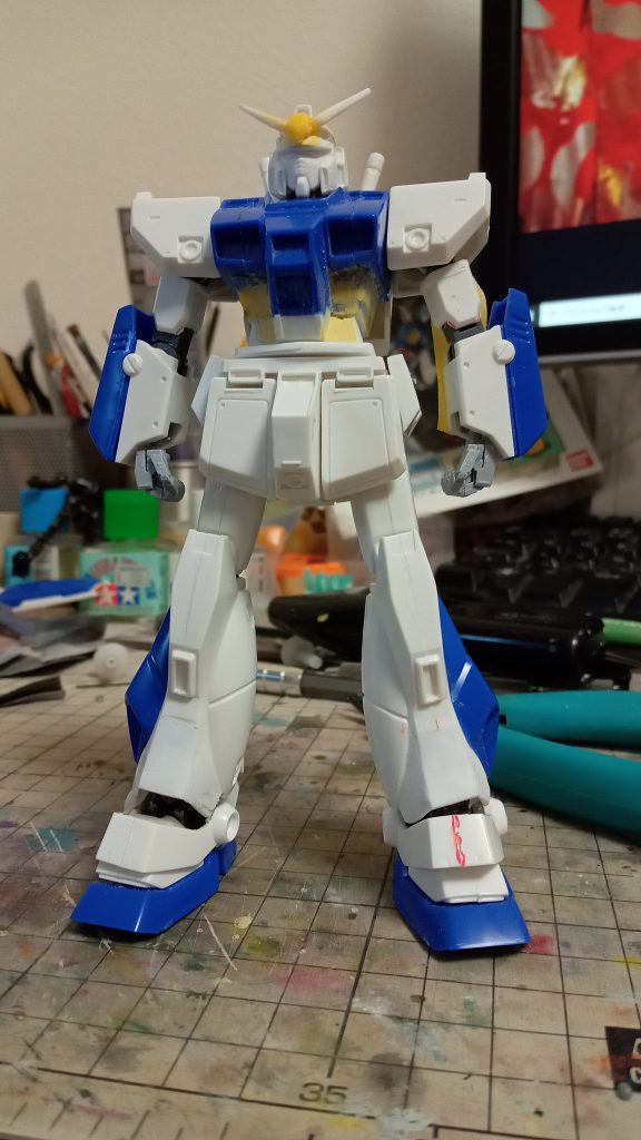 大体の工作が終わった状態。頭部…アンテナの角度変更とシャープ化、メットを2mm縮めて庇を前に出す胴体…左右で5mm縮める、縦に4mm程度延長、胸のダクトをプラ材で新造腕…関節置き換え、肩のシーリングはエポパテで造形脚…関節置き換え、アンクルガードをスネと切り離し、スネの造形を変更