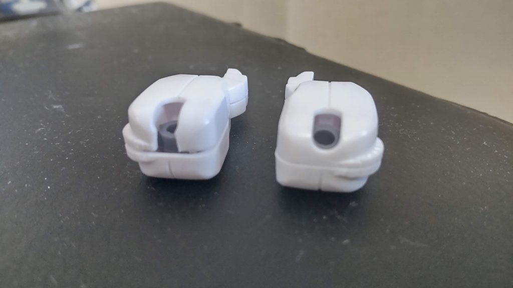 太ももは左側のように少しカットしました。これだけでも股が開くようになります。