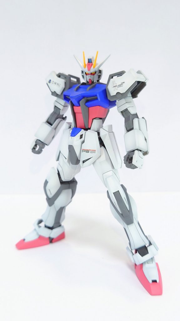 塗装はオーソドックスなトリコロールカラー。白のみライトグレー→ホワイトでグラデーション塗装。青はコバルトブルーにマゼンタを混ぜたバイオレット系、赤はピンクにならない程度に明度を上げてます。