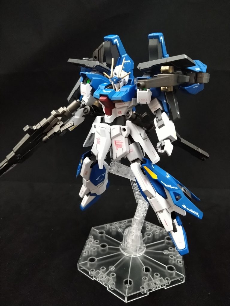 バックパックの大型キャノンは肩アーマーに挟み込んで固定、後部のバーニアで姿勢を強引に安定させ命中精度を上げる印象にしています。最終決戦は宇宙が舞台になる印象ですので、宇宙空間での姿勢制御が前提になってます。