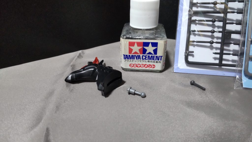 軍馬は頭部のみ使用します。※3パーツだけですので、すぐ出来ます頭部しか使わないので、顔の無い軍馬が出来てしまいますが、そこは頭部のない大空魔竜と同じ物だと割り切って下さい。