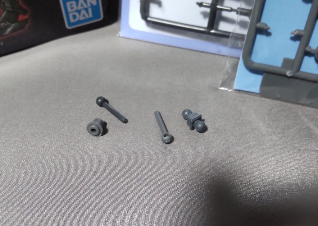 では、作っていきましょうか。まず、BJ04からは棒付きボールジョイントタイプを1本用意します。次にBJ03はその棒が挿せる用の筒を用意します。※1/144ガンプラの首に使うパーツとほぼ同じサイズになってます。