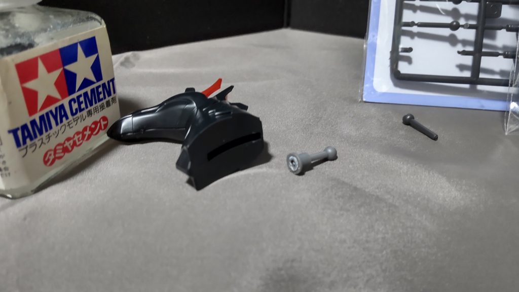 軍馬にジョイントパーツを接着します。※接着しやすいように、平らな部分の面積を増やしておく意味で削っておくと○