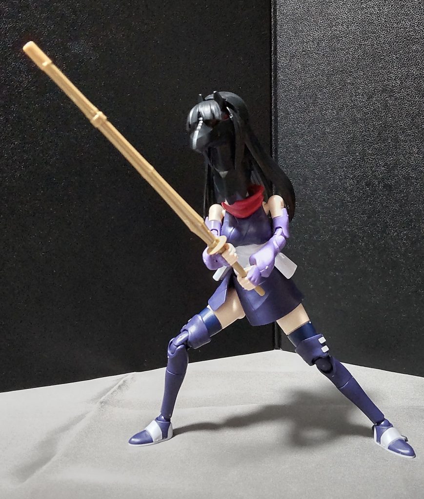 今回はアヤメさんの身体を借りました。黒髪ロングヘアには竹刀が合うだろうという勝手な解釈でついでに持たせてみましたが、結構合ってる気がしませんか?※竹刀&木刀セットはコトブキヤのウェポンシリーズにありますよ。また、この頭部は1/144サイズのプラモなら大体取り付けられます。