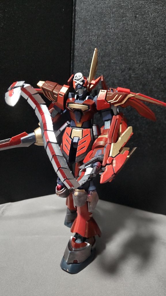 蛇腹剣「ドラゴンテイル」特注の蛇腹剣で、鞭のように振るい切り刻む。展開中に軌道が変わる事があるので、非常に避けにくい。※元々フックが付いていたのを切り取り、そこにコトブキヤのビーストソードを使用しています。