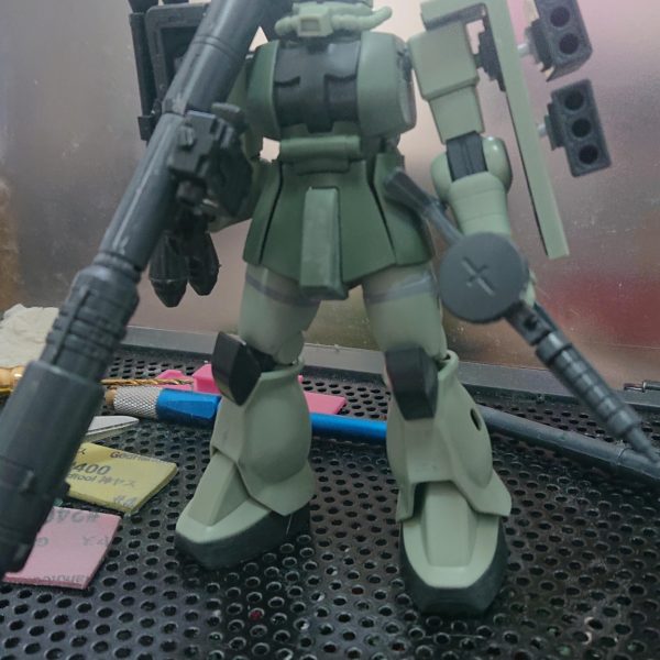 hgのザクⅡになります。ガンダムベースの武器セットを使ってます。お尻につけているのはビームサーベル用の補助ジェネレータのつもりです（1枚目）