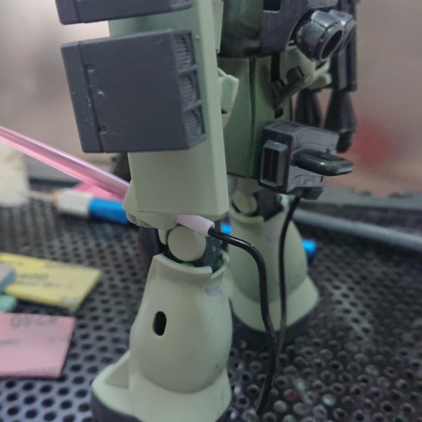 hgのザクⅡになります。ガンダムベースの武器セットを使ってます。お尻につけているのはビームサーベル用の補助ジェネレータのつもりです（2枚目）