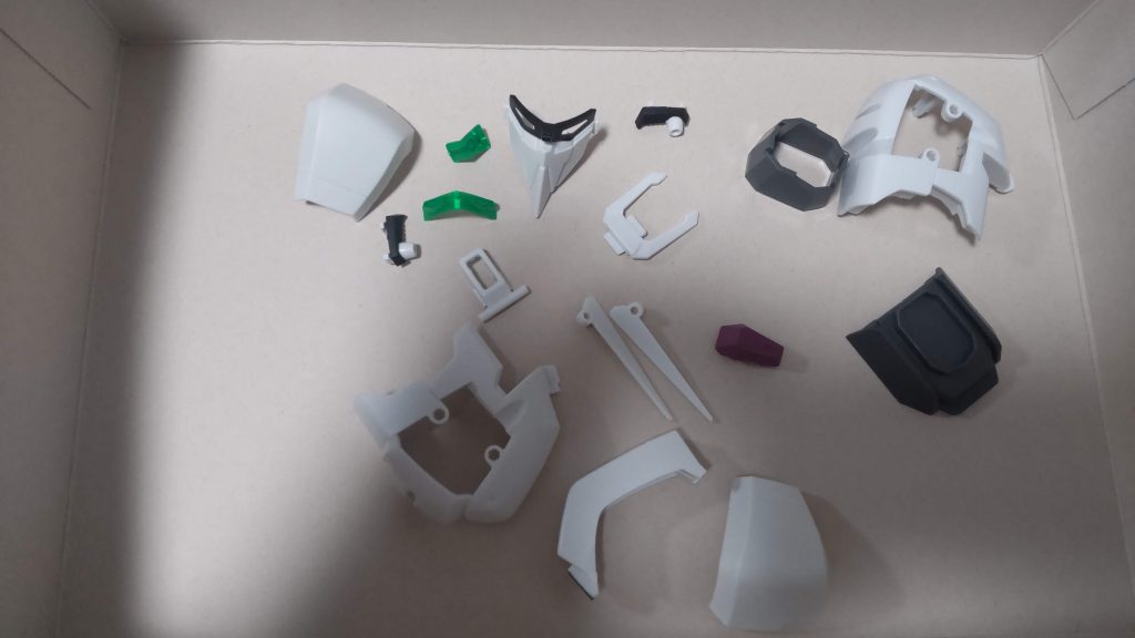 接着剤は使っておらず、細かいところまでパーツを分解する事ができました。