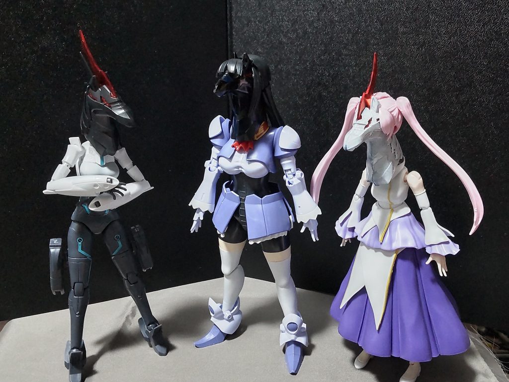 はいぱーギャン子は他の美少女フィギュア達と比べて全高が大きい為、体格差があります。