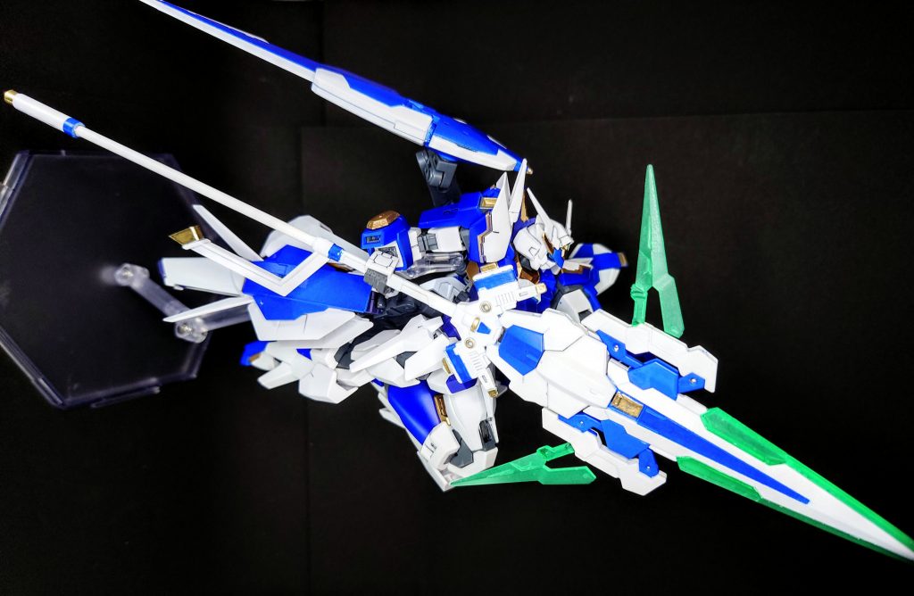 GNブラスターランス長距離射撃もできる大型ランス。突撃戦法向け。近接格闘の際は背部バインダーを左側に寄せて干渉を防ぎます。