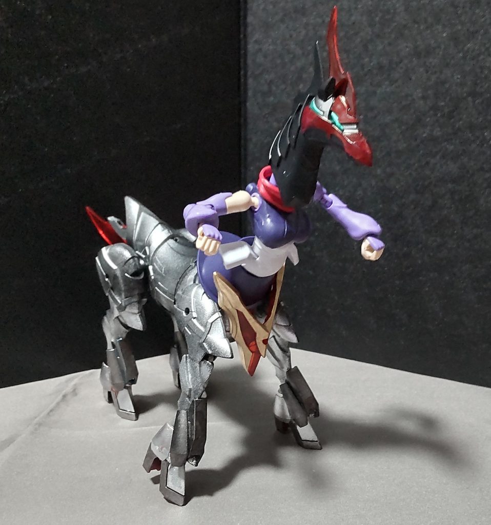 メインボディとなる軍馬の脚にグレイズの脚を接着し、その上にグレイズの装甲を取り付けてます。……そして、このグレイズの脚が思わぬ恩恵をもたらしてくれました。