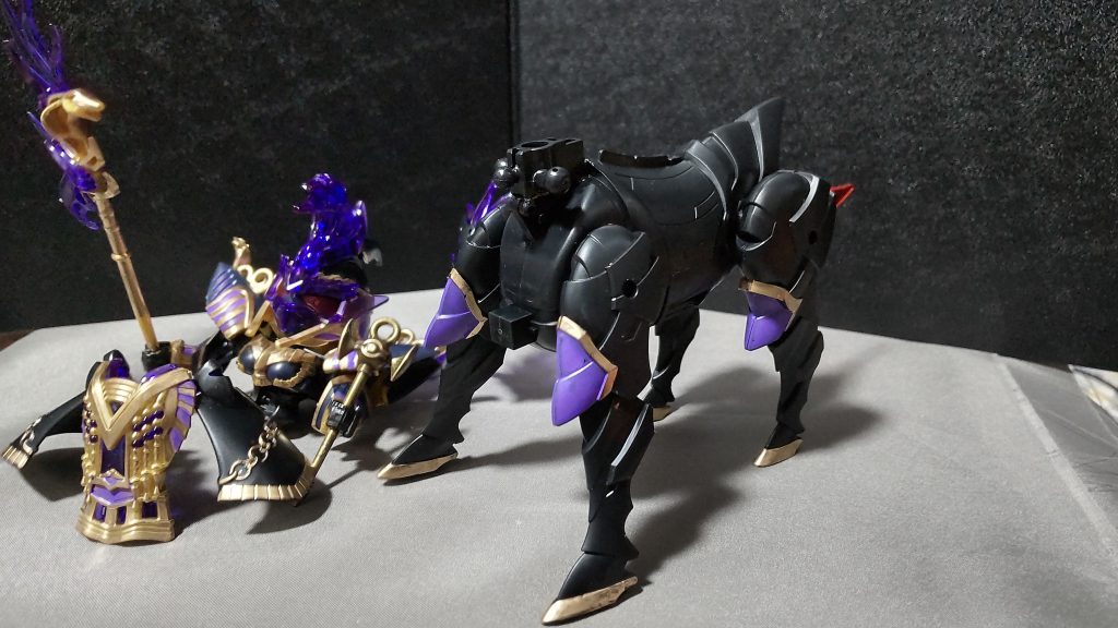 作り方は簡単です。軍馬の頭部の接続部を少し加工した（少し削った）後に、クレオパトラキュベレイの腰パーツを接着するだけです。※他のSDワールド系や創傑伝系でも同様の方法で制作可能です。