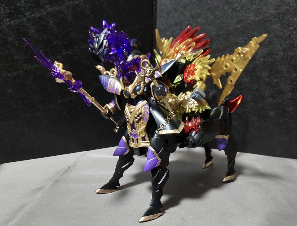 軍馬の特性でもある、他のSDプラモが騎乗できるのは失われてはいません。「俗物が！私の背に乗っていいのは、シーザー様だけだ！！」