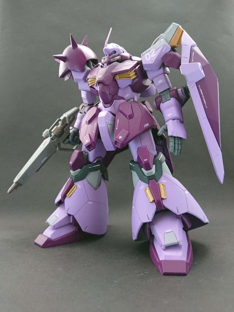 足、腰、胸、肩にスジ彫りでモールドを追加しました。 