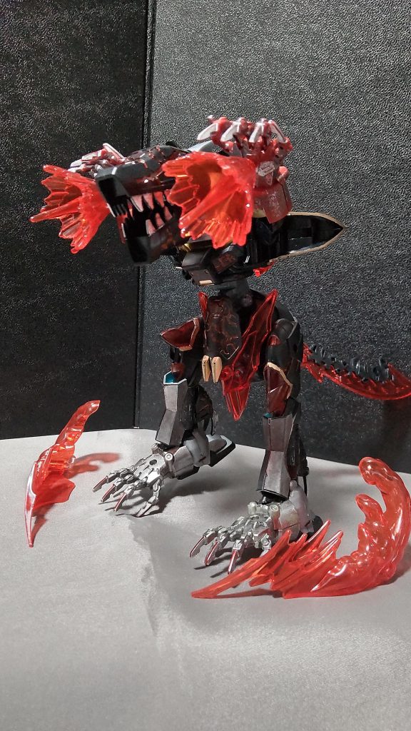 「煉獄砲」その大きな掌は相手を切り裂くだけでなく、超高熱のエネルギー砲を放つこともできます。