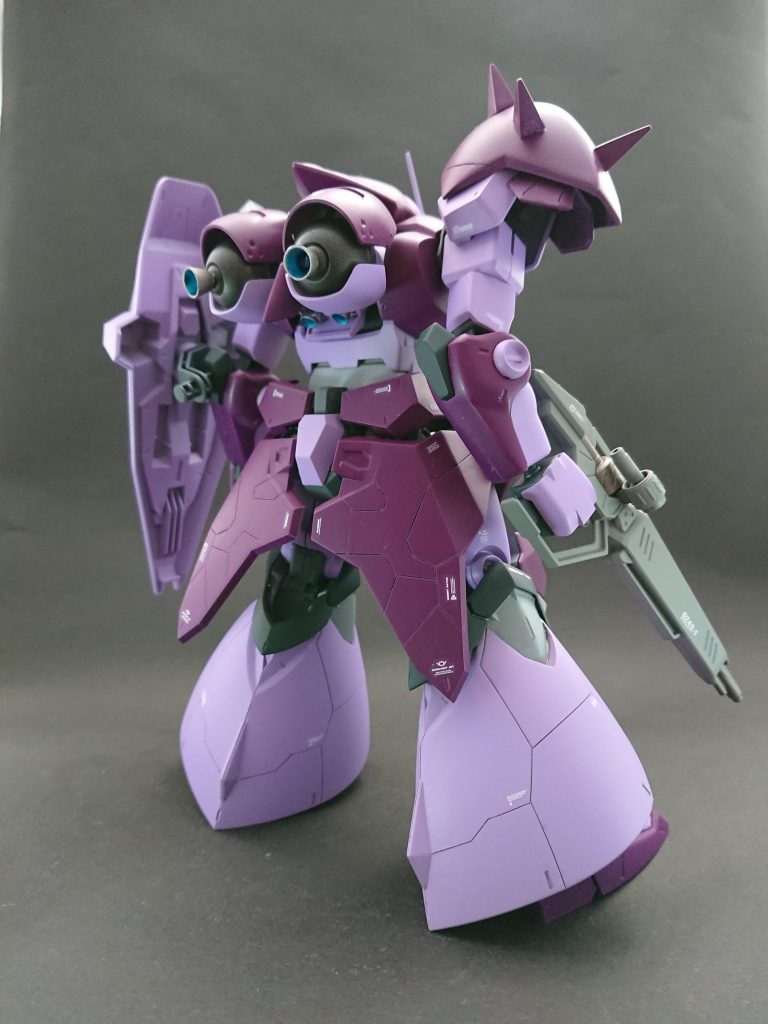 カラーはＭＳパープルとラベンダーをメインにパイプや銃口、スラスターをチタンシルバー、グレー部分に明灰白色や軍艦色、その他ネイビーブルー、ゴールド、クリアブルー等を使っています。