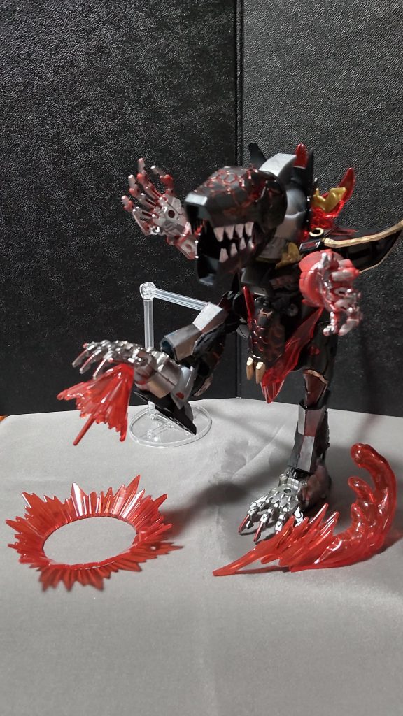 この煉獄砲は脚からも放つことができます。掴まったり、踏みつけられたら、間違いなくこれで追撃されるでしょう。※今回のは支えが無いと片足立ちはできませんでした。