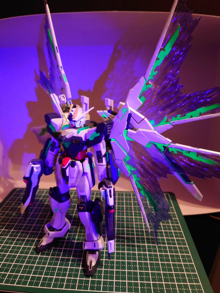 一応ブラックライトで光ります。