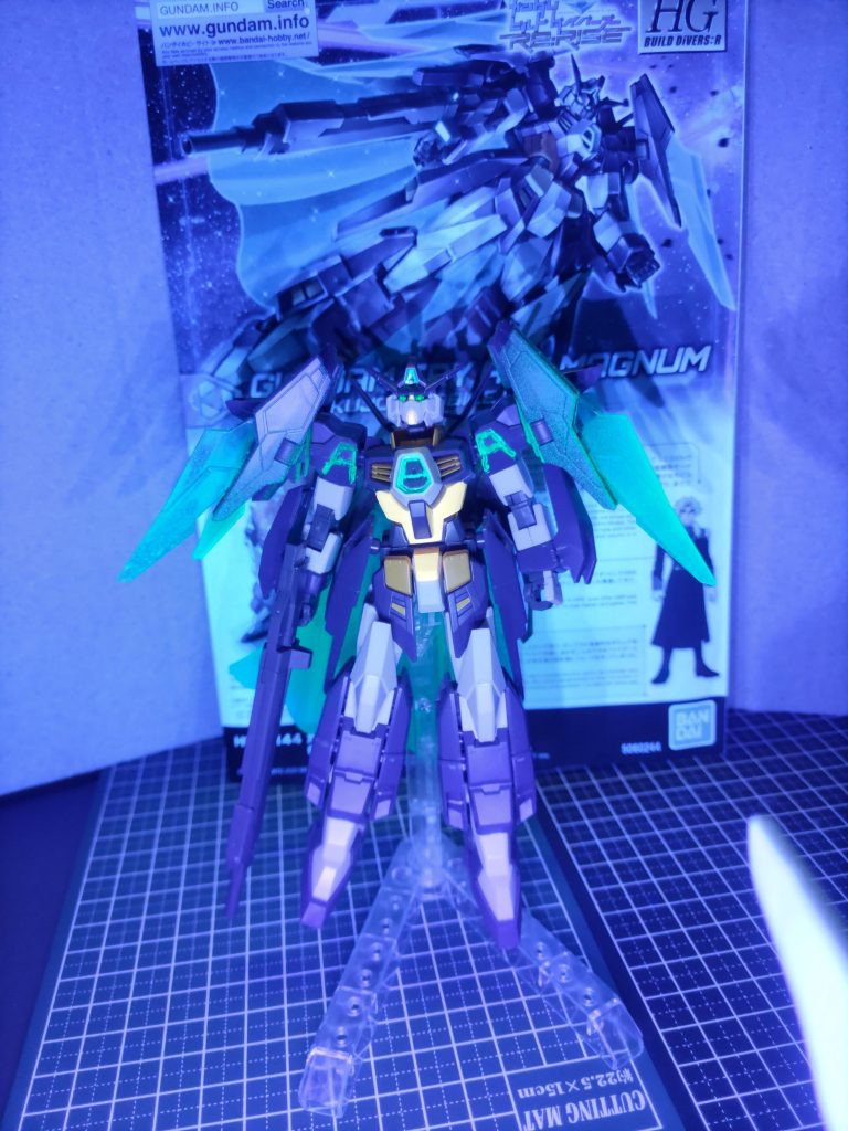 ブラックライトを当てると胸回りとクリアパーツが発光します。正面