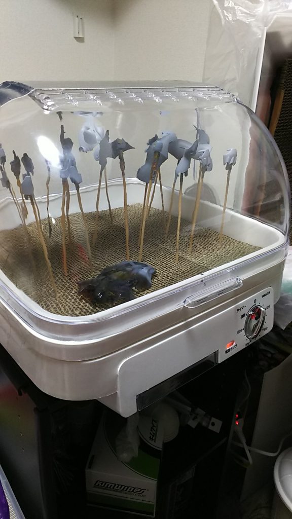 サフ吹き手前に置いてあるのは試し吹き用サンプルです。使用してないミニ四駆のボディですが、持ち易く、適度にエッジや局面があるので意外と便利です(笑)