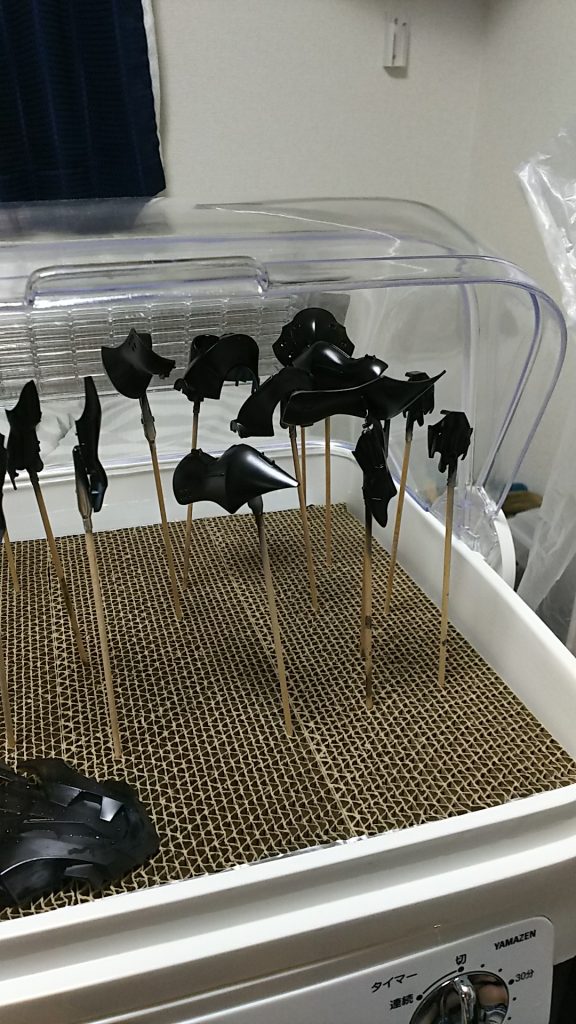 黒塗装。この時点で一部梨地になってしまってる部品がありましたが、気付かず(気にせず)次工程へw