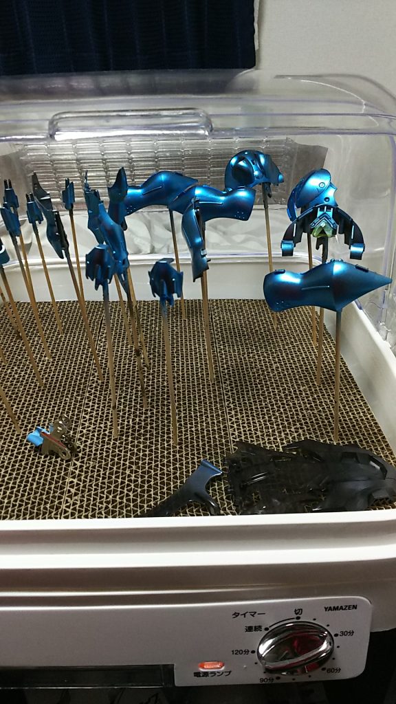 最後にクリアブルー塗り重ねて色が濃くなってくると、各パーツの色味の違いが微妙過ぎて、自分の目が信じられなくなってきましたw