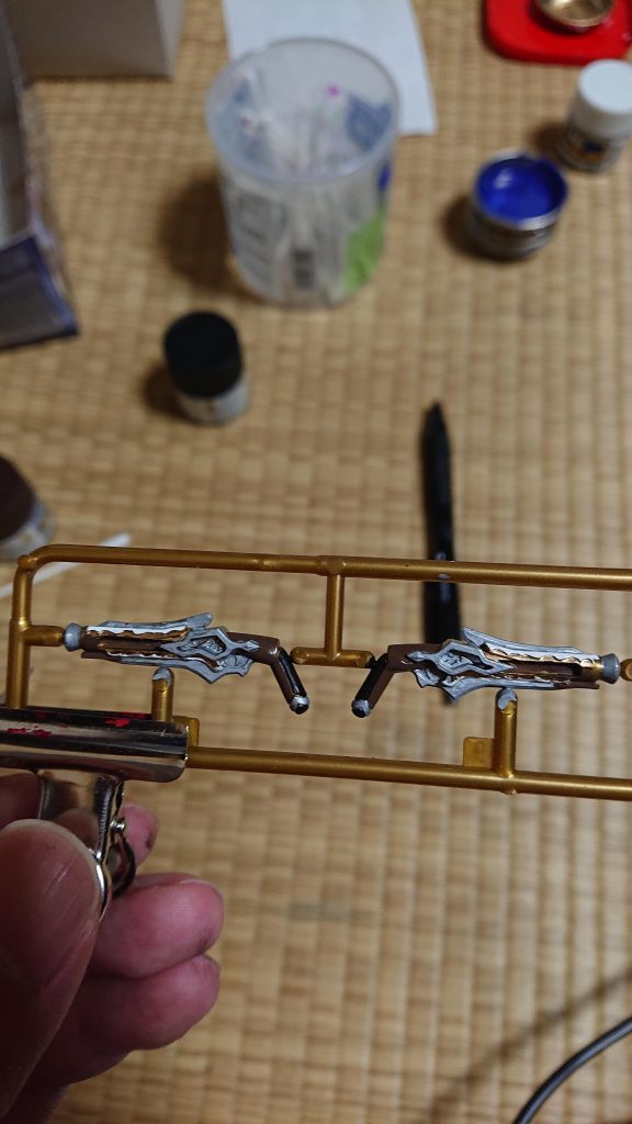 銃の塗りわけです。
