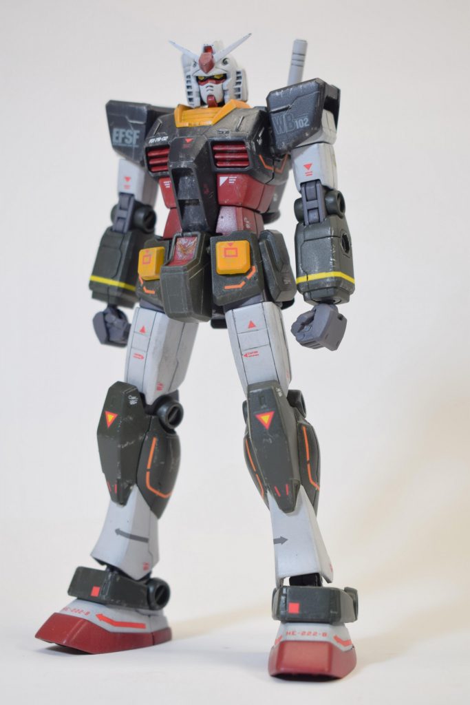 本体フロント。大きな形状変更はしてないが、頭部周辺に段差をつけることでHGぽさをなくすようにした。ラインデカール貼るの難しい….。