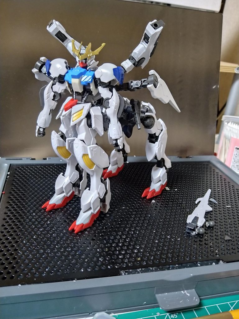 色塗り前はこんな感じです。ここからプラ版少々、百均にあった飾りに使えそうなネイルチップを少々使ってます。色はガンダムマーカー、使ったHGはバルバトスルプス、ルプスレクス、ヴィダールです。武器も作りたかったのですが、力尽きてしまいました(^^ゞ