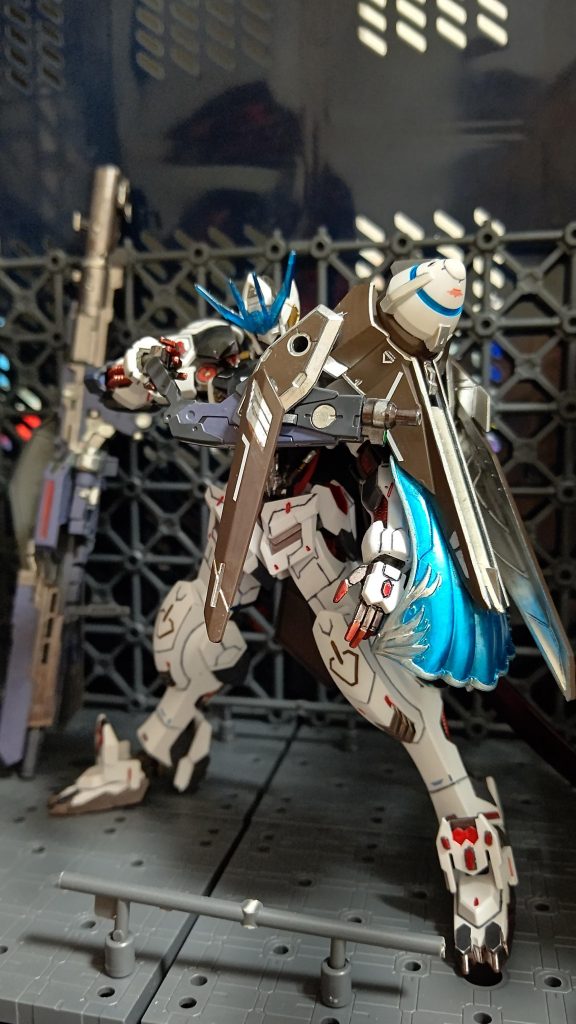 向かって左側のマント型のパーツには携行用にハンドガンを装備してます。こちらは30MMのウェポンセットから使用しました。