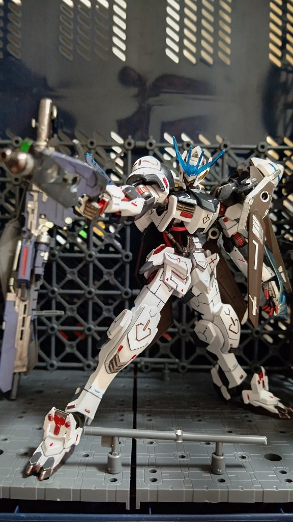 構え!撃つ!!相手への牽制などに使用でき、万が一の頼りになる武器です