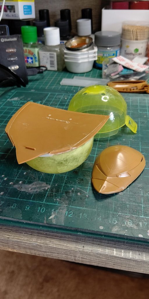 胴体のパーツを逆さにし、半分に切ったガチャポンのカプセルをくっ付け