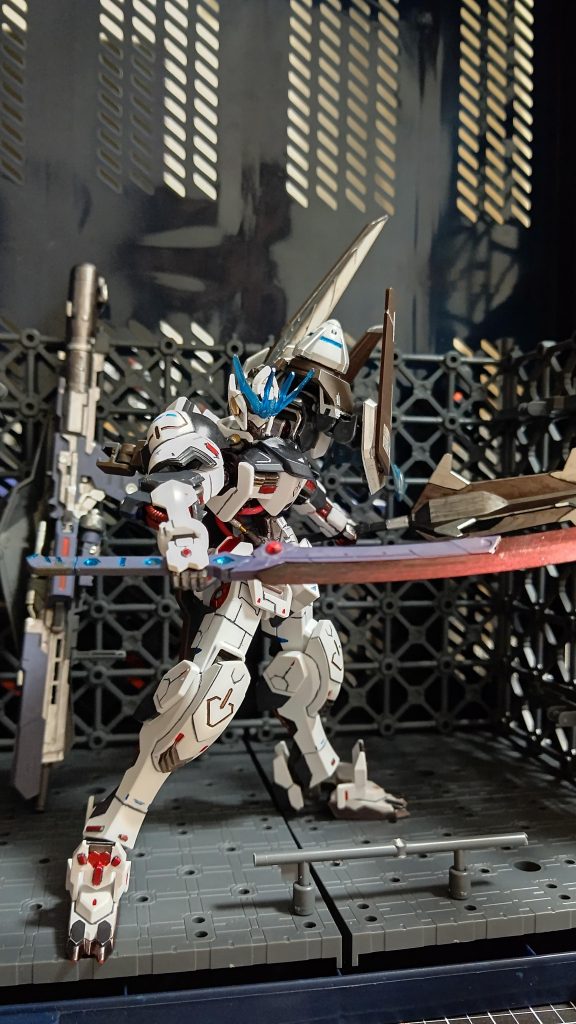 メイスと太刀の二刀流!どちらも片手で保持できるようにしました。