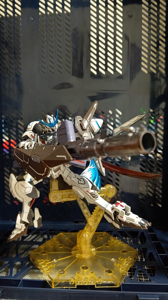 さらにもう一つのメイン武器対MA用大型滑空砲「アインセル」です。バルバトスの滑空砲をMAを一撃で吹き飛ばせるよう強化改修したという設定です。