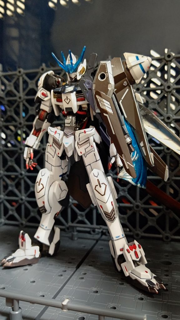 武器無し正面になります。頭部アンテナは別のパーツに変更し、腰部分は4mmほど延長してます。胴回りには赤いチューブを使い、配線を追加しました。塗装はガンダムマーカーMSVセットを使用し、リアルタイプっぽく部分塗装し、関節などにはガンダムマーカーEXロイヤルメタレッドを使用しました。あとはプラチップやスジ彫りのディテールアップで今回はスジ彫りはとくに多めです。最後にガンダムマーカークリアつや消しで仕上げました。