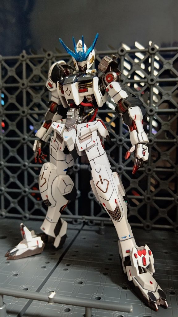 向かって左側のマント装備をパージした状態です。アニメのような最終戦はこんな感じで暴れたいですね♪