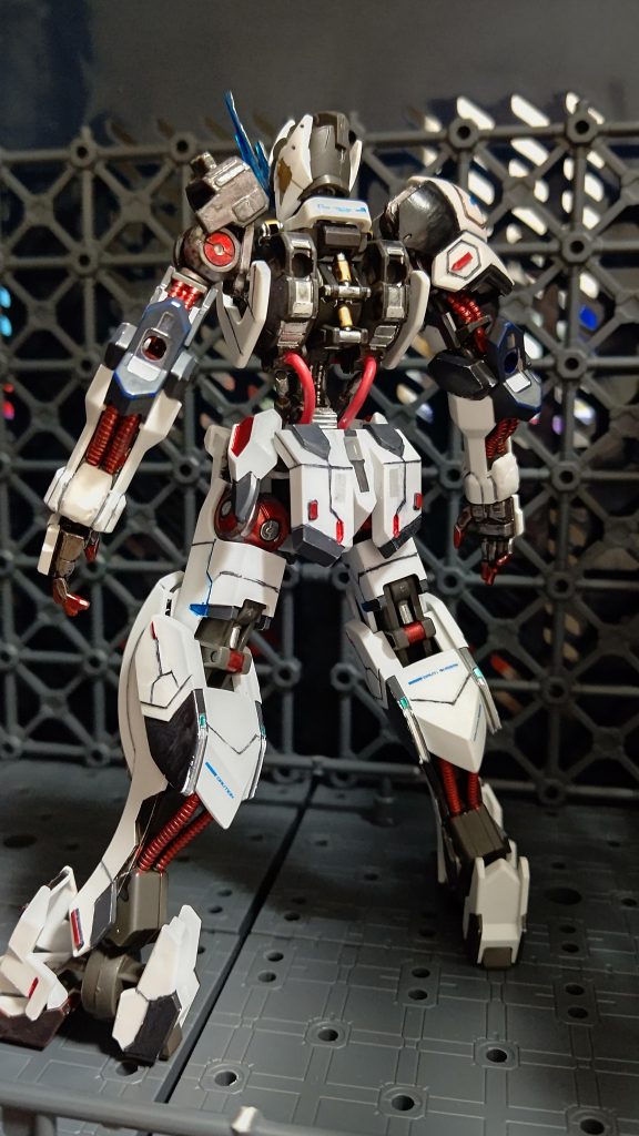 後ろ姿になります。正面に比べるとスジ彫りなど少ないですが、色分けなどなるべく気がついたところは塗装しました。