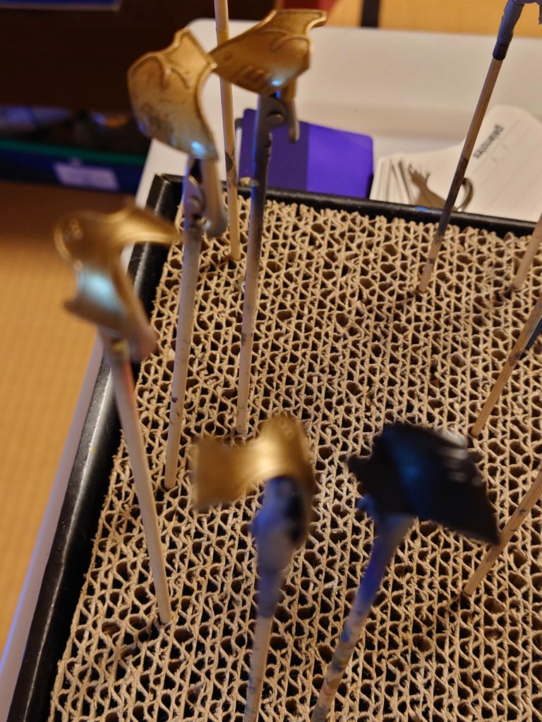 エングレービング塗装したくて、最初にラッカー金色で全体を塗装しました!