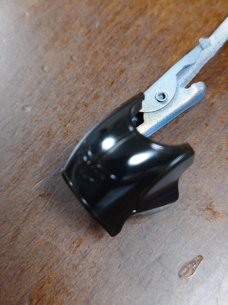 その後ブラックは水性カラーをエアブラシで吹いて